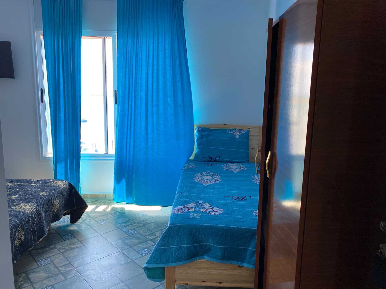 Mixed blue room